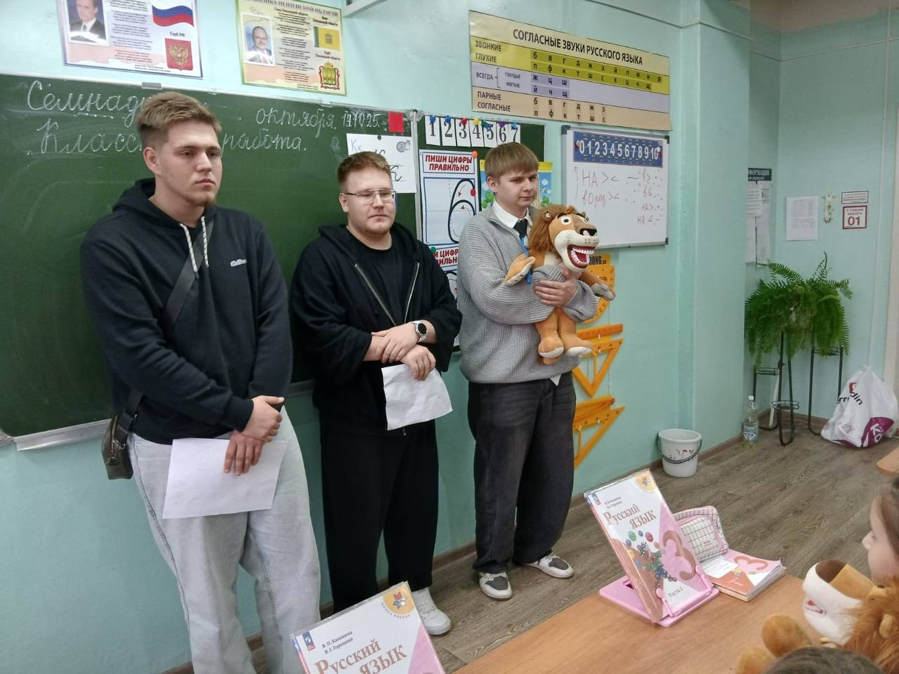 18 октября 2025 .Старший преподаватель Панькина С.Ю. с группой 24лс4 провели проф.ориентационную работу и  урок гигиены полости рта 3 классу - школы №55